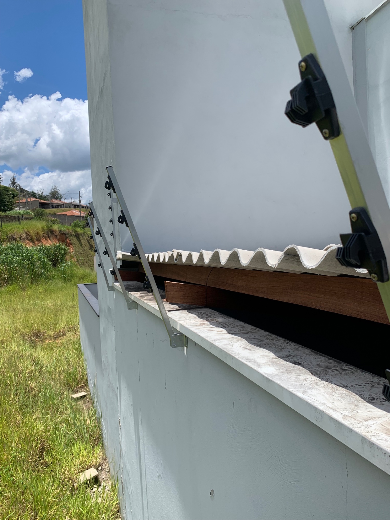 Cerca elétrica instalada pela Shomer Segurança Eletrônica