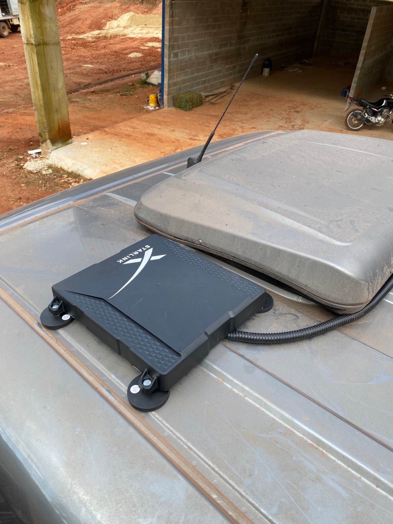 Instalação Starlink para internet em campo