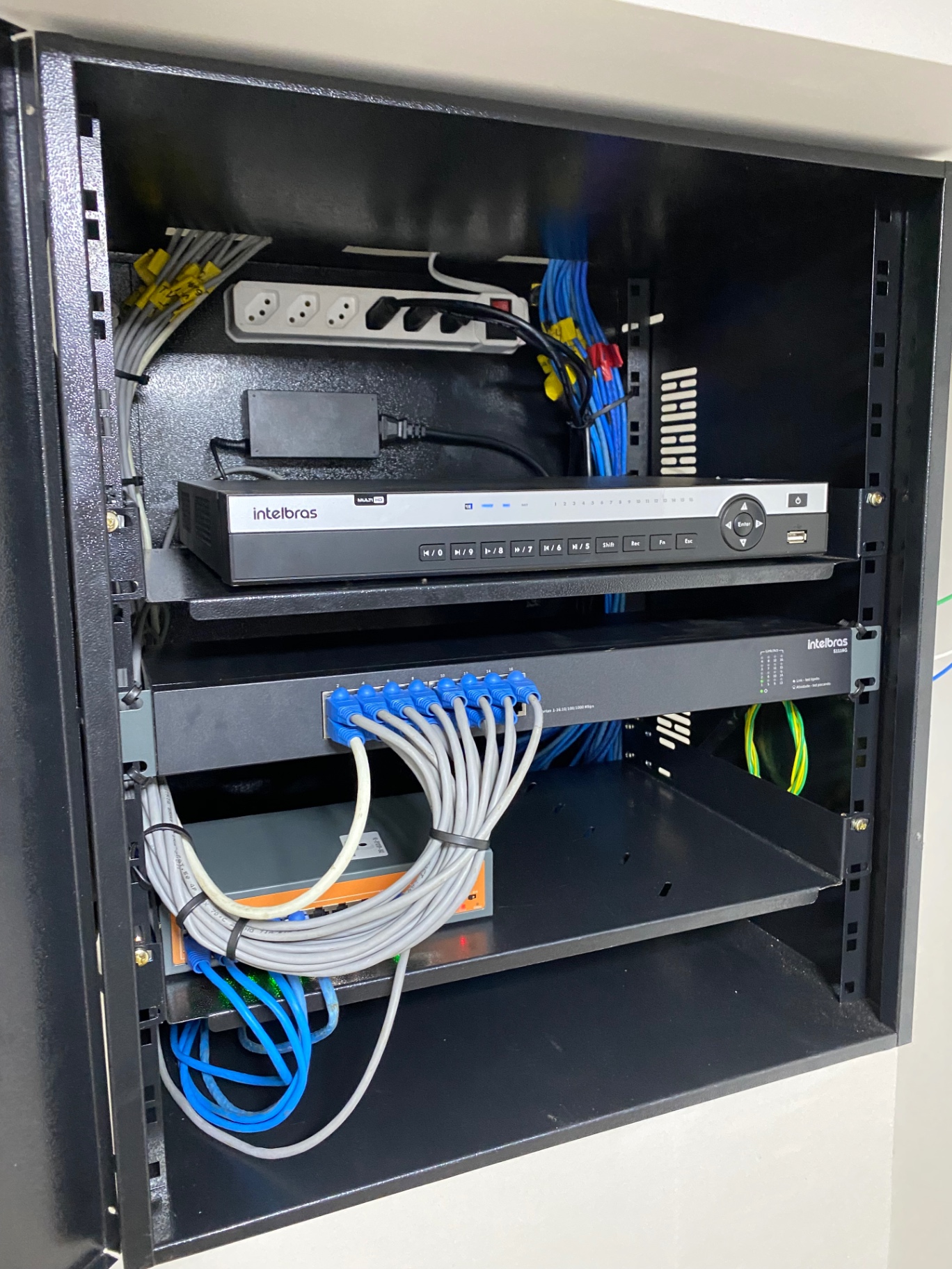 Rack de monitoramento Shomer