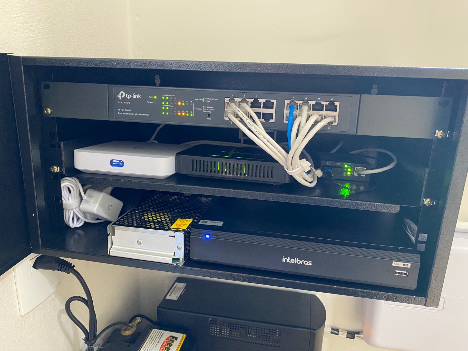 Rack de rede instalado pela Shomer