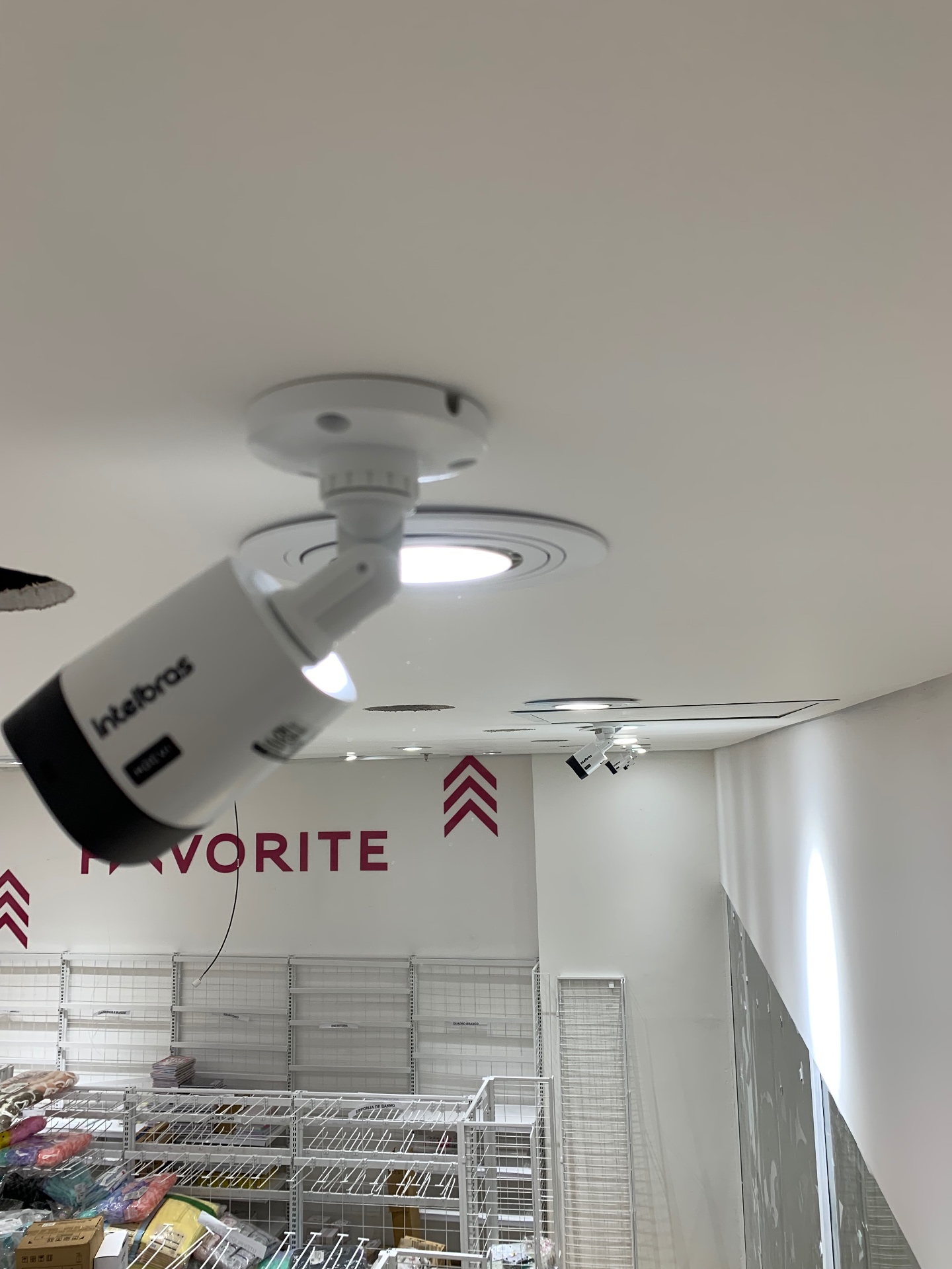 Câmera CFTV instalada em ambiente comercial